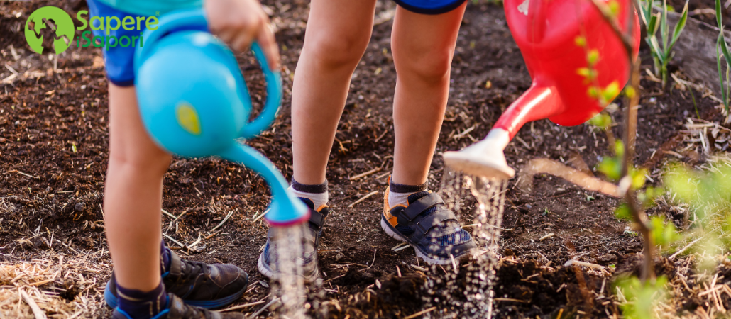 Immagine bambini che innaffiano la terra Immagine bambini che innaffiano la terra